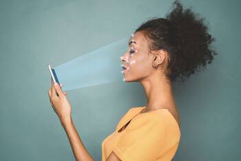 Frau hält Smartphone vor Ihrem Gesicht