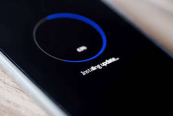 Smartphone Bildschirm mit der Aufschrift: Installing Updates