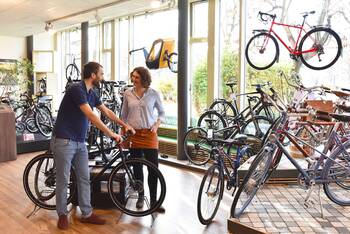 Zwei Personen unterhalten sich im Fahrradhandel.