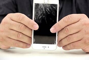 Person hält ein kaputtes iPhone 6 in den Händen