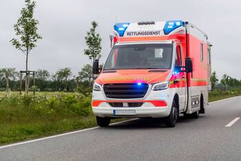 Krankenwagen auf Landstraße