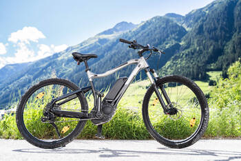 Ein E-Bike in den Alpen