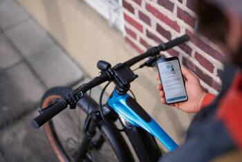 Person bedient die E-Bike App eBike Flow 