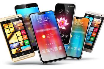 Sechs Smartphones im Neuzustand mit eingeschaltetem Homescreen