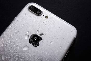 silbernes iPhone ist mit Wassertropfen bedeckt