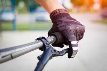 Behandschuhte Hand am Fahrradlenker