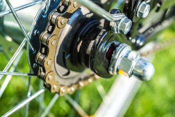 Nahaufnahme einer Fahrradkette an einem Fahrrad