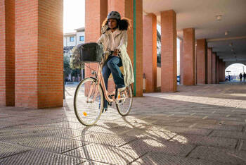 Frau fährt auf Fahrrad durch Stadt