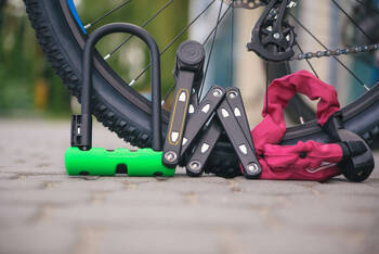 Verschiedene Fahrradschlösser liegen auf dem Boden