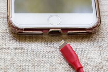 iPhone mit Lightning-Kabel