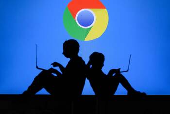 Zwei Personen mit Laptop als Schatten vor blauem Hintergrund mit großem Google Chrome-Logo