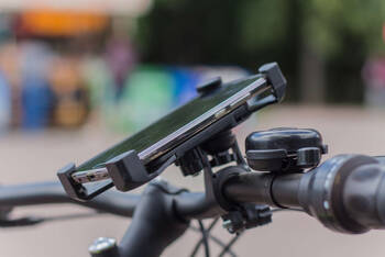 Handyhalterung ist auf dem Lenkrad eines Fahrrads befestigt