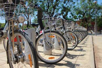 Viele Kompakträder stehen an Fahrradständern in einer Stadt
