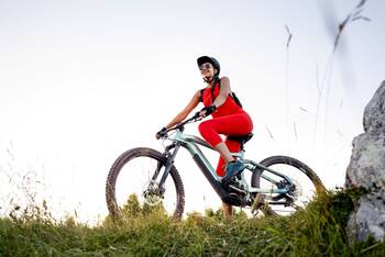 Frau auf E-Mountainbike