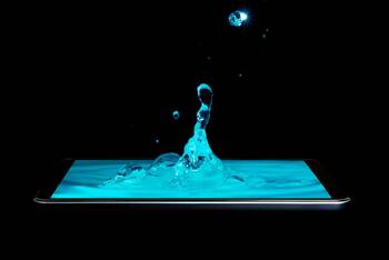 Wassertropfen kommen aus einem Smartphone