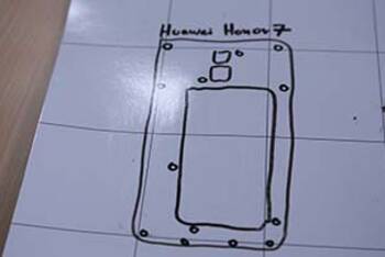 Überblick behalten beim Kopfhörerbuchse austauschen des Huawei Honor 7 mit Magnettafel