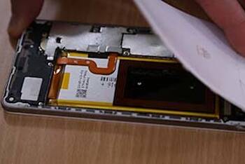 Anbringen des Backcovers beim Huawei P8 Lite