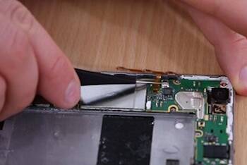 Lösen der Steckverbindungen des Motherboards beim Huawei P8 Lite