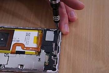 Entfernen der Schrauben des Huawei P8 Lite