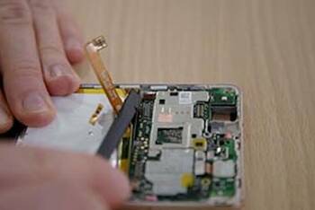 Lösen der Steckverbindung des Motherboards beim Huawei P9 Lite