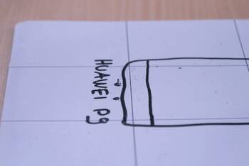 Ordnung halten bei der Huawei P9 Reparatur mit einer Magnettafel