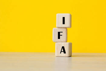 IFA geschrieben auf Holzwürfel