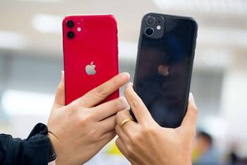 ein schwarzes und ein rotes iPhone werden nebeneinander gehalten