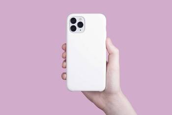 Weißes iPhone mit drei Kameras vor rosa Hintergrund