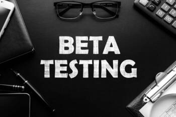 Schreibtisch mit der Aufschrift Beta Testing
