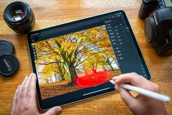 Zwei Hände mit Apple Pen bearbeiten Foto auf iPad