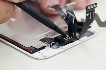 Das iPhone 6 wird von einer Person repariert