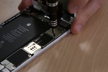 iPhone 6 Plus Abdeckung losschrauben