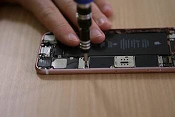 Die Steckverbindung des iPhone 6s wird getrennt