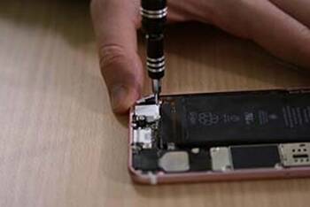 Die Kopfhörerbuchse des iPhone 6s wird repariert