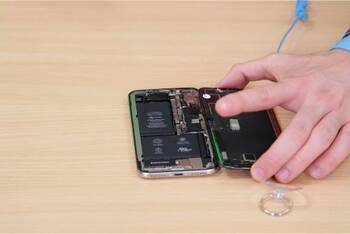 iPhone X Display wird von einer Person entfernt