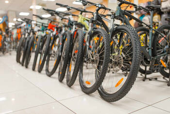 Mehrere Fahrräder stehen in einer Reihe im Supermarkt