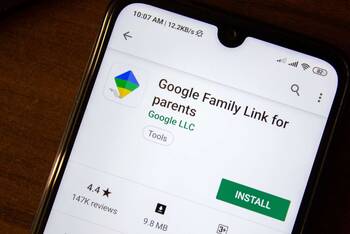 Smartphone mit "Google Family link for parents" im AppStore geöffnet
