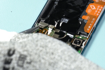 Die kleine Metallabdeckung wird erneut eingesetzt