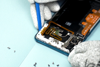 Die silberne Abdeckung wird entfernt