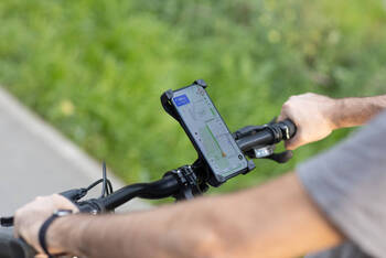 Person fährt mit einem Fahrrad Navigationsgerät