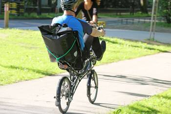 Eine Person fährt auf einem Langlieger Fahrrad. 