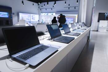 Mehrere Laptops in Geschäft nebeneinander