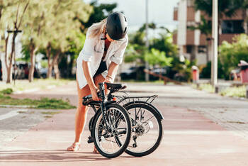 Frau klappt ihr Fahrrad ein