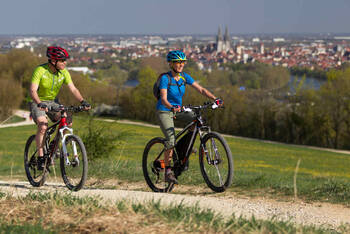 Mann und Frau fahren Fahrrad.