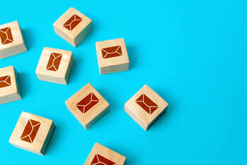 Holzblöcke mit E-Mail Zeichen drauf