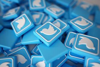 viele Twitter Logos liegen auf einem  Haufen