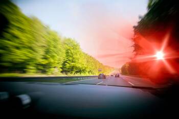 Roter Blitz aus Autofahrerperspektive auf der Autobahn
