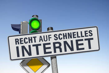 Schild mit Aufschrift "Recht auf schnelles Internet"