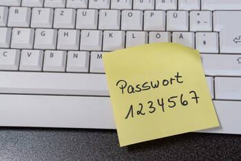 Post-It Zettel mit Passwort auf der Tastatur