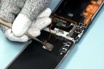 Mit der Pinzette wird die kleine Verriegelung geöffnet